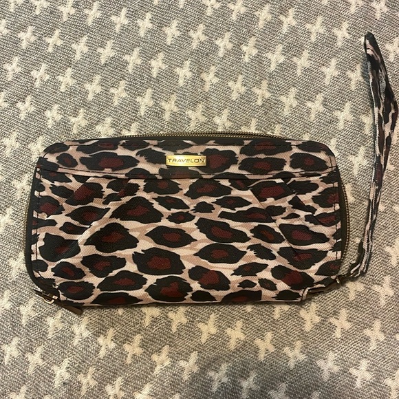 Travelon RFID Blocking Wristlet - Picture 1 of 7